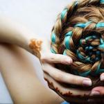 Прическа «Улитка»: пошаговая инструкция и варианты исполнения на средние волосы